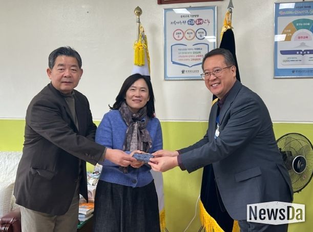 청주시립합창단, 학교 교가 업그레이드 ‘교가 드림’ 진행. 사진(왼쪽부터 이민영 청주시립합창단 예술감독 겸 상임지휘자, 윤남용 문예운영과장, 정성용 청주중앙여고 교장)