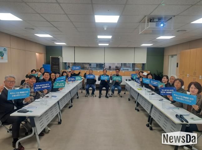 특례시 발전 수원시민 포럼이 ‘특례시 지원 특별법 제정 릴레이 캠페인’을 하고 있다.