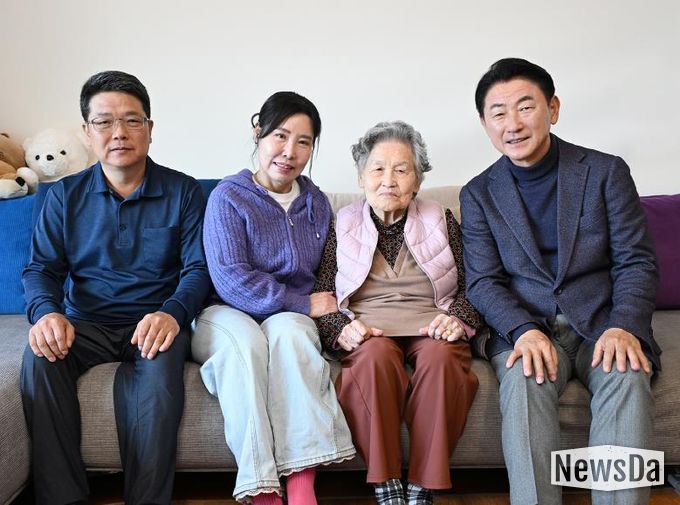 김동근 시장이 11월 3일 100세 생신을 맞은 관내 어르신 가정을 방문해 함께 기념사진을 찍고 있다.