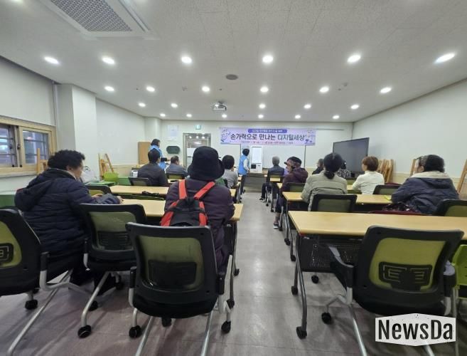 광주시, 어르신 대상 ‘손가락으로 바꾸는 디지털 세상’ 교육 운영