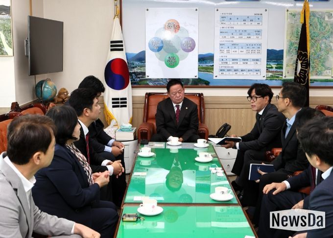 가평군의회, 국민연금공단 춘천지사와 가평상담센터 폐지 관련 면담 가져