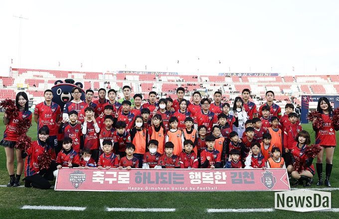 11월 1일 포항전 홈경기에서 김천상무 선수단과 에스코트 참가자가 사진을 찍고 있다.