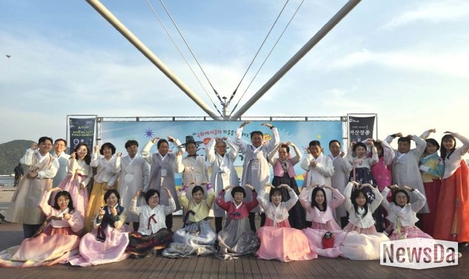 부림시장 한복, 국화축제장서 꽃피다