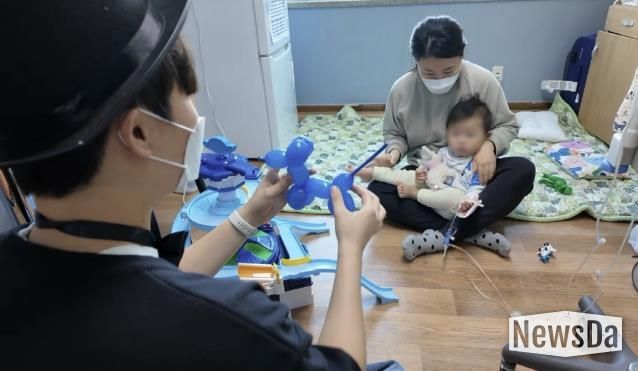 마술동아리 마피아가 소아병원 어린이를 대상으로 마술쇼를 펼치고 있다.