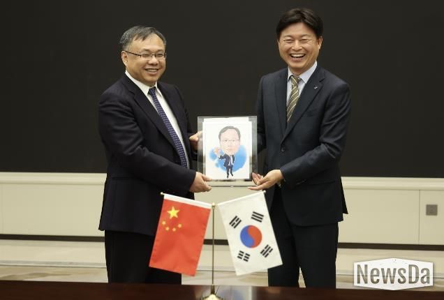 조용익 부천시장(오른쪽)이 2일 왕흐어성 하얼빈시장을 만나 자매결연 체결 30주년을 기념하며 사진을 촬영하고 있다.