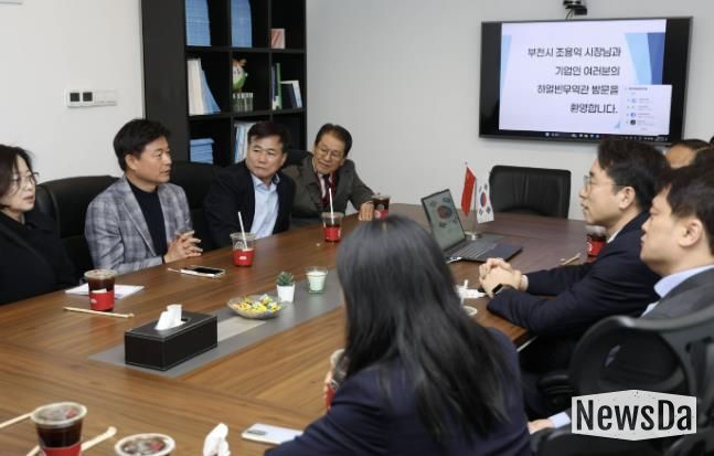 조용익 부천시장(윗줄 왼쪽 두번째)가 하얼빈 코트라무역관을 방문해 관내 기업 판로 개척에 대해 논의하고 있다.