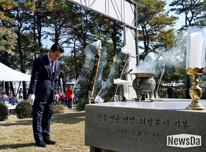 김동근 시장이 11월 5일 ‘자유수호희생자 합동위령제’에서 민간인 호국영령들을 추모하고 있다.