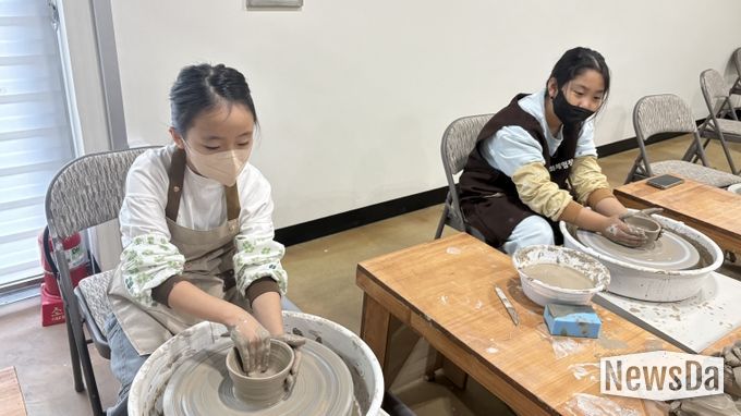 영덕도예문화체험장에서 방문객들이 원데이클래스에 참여해 나만의 도자기 그릇을 빚고 있다.