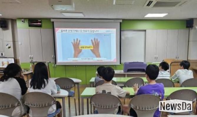 화성특례시가 관내 어린이들을 대상으로 손씻기 교육을 하고 있다