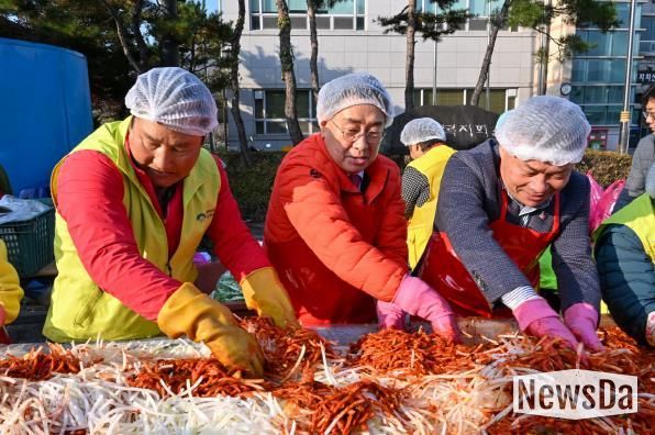양평군 양동면 지역사회보장협의체, '동절기 김장 나눔'으로 지역의 온기 전달