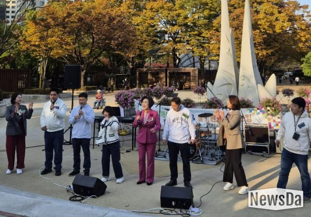 신계용 과천시장과 장애인들이 함께 노래하고 있다