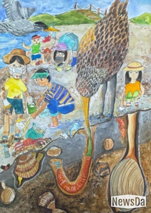 2025 해양생물 콘텐츠 공모전 수상작(해양사랑상(대상) 그림부문 '갯벌생태계를 지키는 우리의 손길')