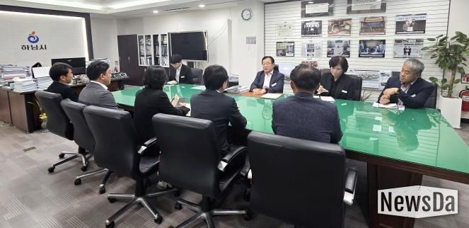 하남시의회 의장단과 상임위원장단은 11월 5일 이현재 하남시장실을 방문해 문화 예산 삭감 발언에 대한 유감의 뜻을 표명하고, 내년 예산 심사를 앞두고 하남발전을 위한 협치 의지를 재확인했다. (사진_하남시의회 제공)