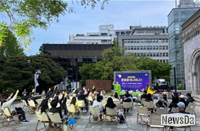 서울시립미술관에서 열린 코미디 마임 공연을 관람하는 시민들 모습