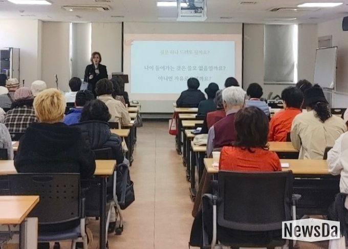 광명시 하안1동 주민자치회는 지난 5일 하안1동 행정복지센터에서 지역 주민 80여 명이 참석한 가운데 하반기 ‘힐링 인문학 특강’을 개최했다.