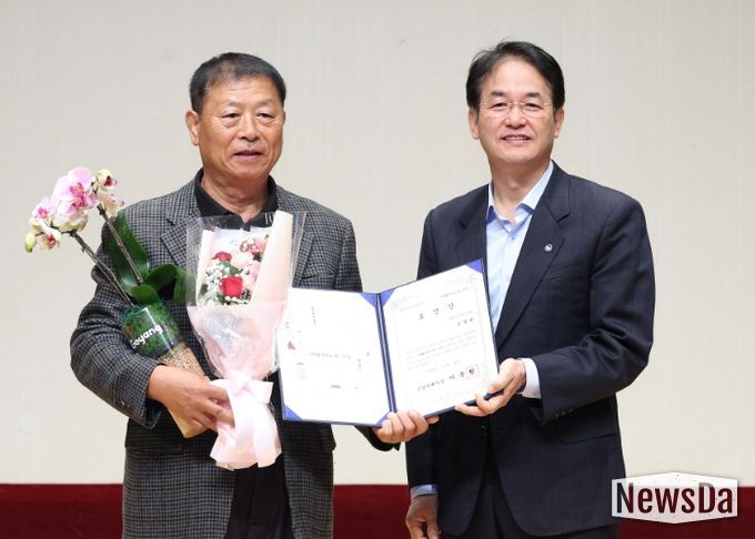 고양시 문화예술진흥 유공자 표창 기념촬영_이동환 고양시장(오른쪽), 고양들소리보존회 안명회님(왼쪽)