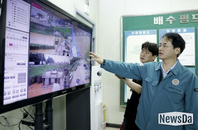 지난 8월 강매배수펌프장 현장점검 중인 이동환 고양특례시장