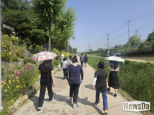 시민들이 단원보건소 '신길천 걷기' 프로그램에 참여하고 있다.