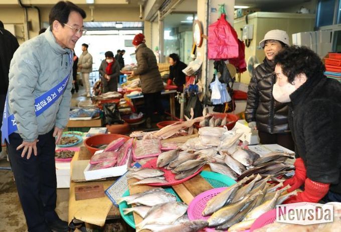 강진원 강진군수가 강진읍시장을 찾아 상인들과 얘기를 나누고 있다.