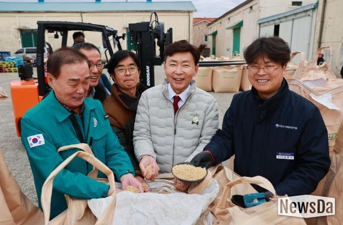 보성군이 오는 11일 겸백면을 시작으로 12개 읍면에서 2025년도 공공비축미곡 포대벼 매입을 본격 추진한다_전년도 수매 현장 모습