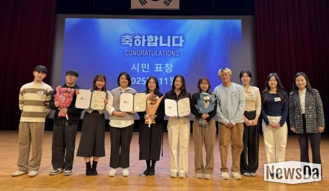 혁신나래연구단 우수과제 수상 팀이 수상 후, 기념사진을 촬영하고 있다.