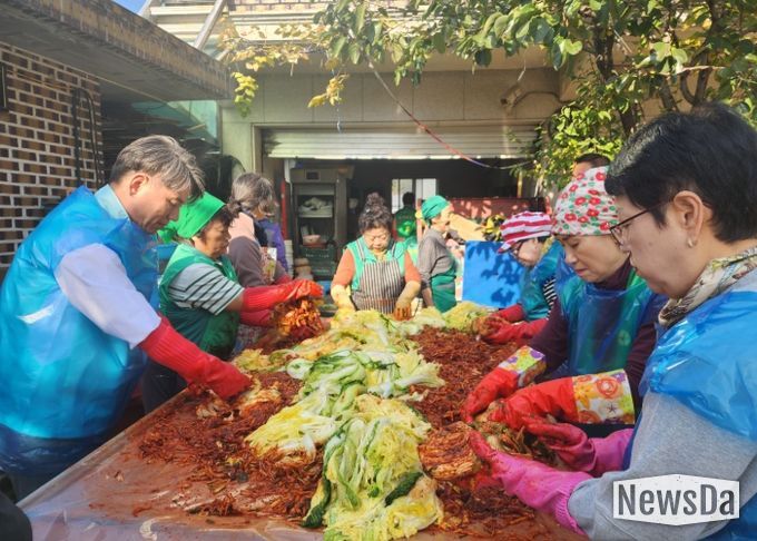 남양주시 오남읍 새마을부녀회, 따뜻한 나눔 실천 ‘사랑의 김장 담그기’