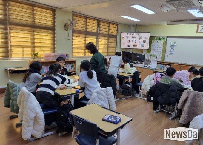 지역 시민이 직접 디지털 윤리 강사로 참여하는 '디지털 윤리 교실'이 진행되고 있다.