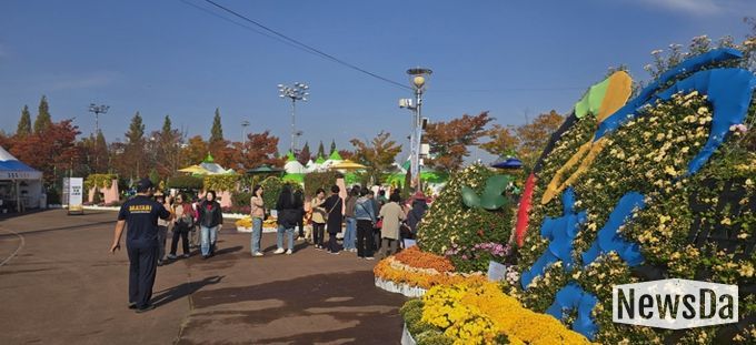 “진주국화작품전시회, 16일까지 1주일 연장 전시”