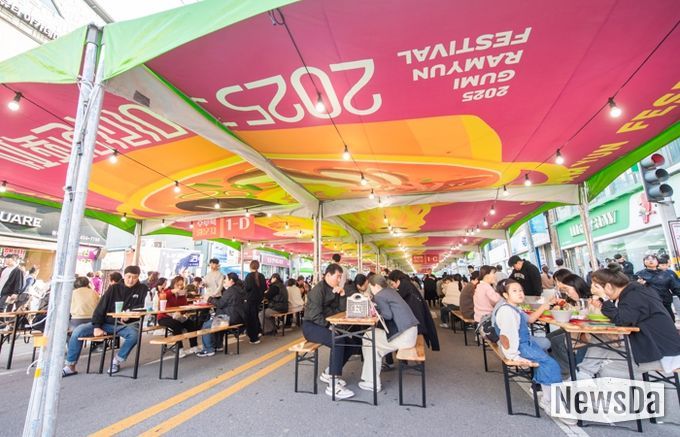 구미라면축제 개막 첫날 9만 인파, 도심이 끓었다