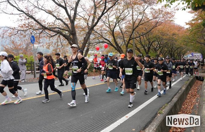 지난 8일 열린 2025 영천댐 마라톤대회에서 참가자들이 힘차게 출발하고 있다.