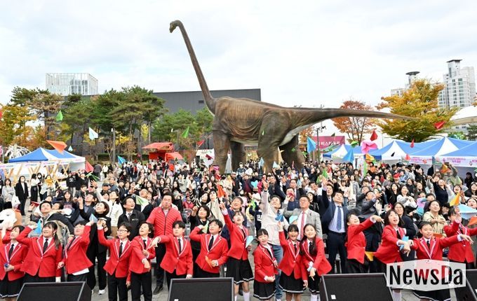 ‘2025 울산 종갓집 온마을교육축제’가 8일 공룡발자국 공원에서 김영길 중구청장, 박경흠 중구의회 의장, 천창수 시교육감, 구의원, 마을교육공동체, 학생 등이 참석한 가운데 열렸다.