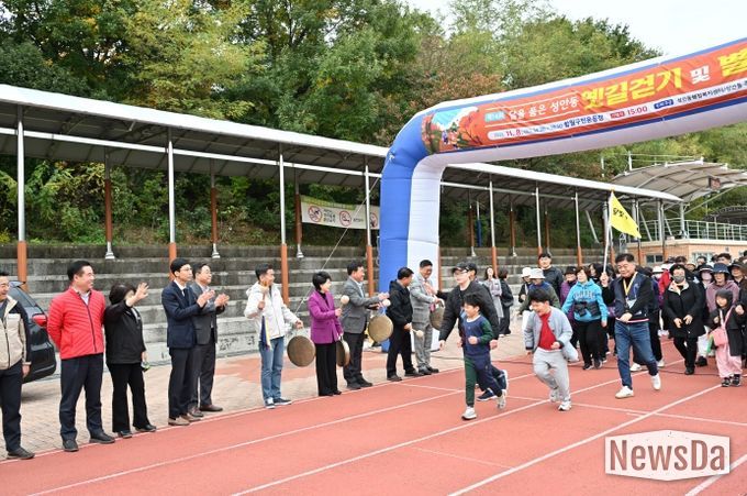 성안동 주민자치위원회(위원장 손순화) 주관한 제14회 달을 품은 성안동 옛길걷기 및 별빛음악회가 8일 함월구민운동장에서 김영길 중구청장과 박경흠 중구의회 의장, 박성민 국회의원, 이성룡 울산시의회 의장, 시·구의원, 각 동 주민자치위원장, 지역 주민 들이 참석한 가운데 열렸다.