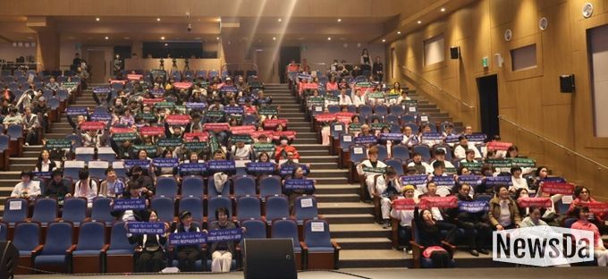 지난 7일 광명평생학습원과 광명극장 일대에서 열린 ‘2025년 광명시 장애인 평생학습 성과공유회’ 참석자들이 기념사진을 촬영하고 있다.