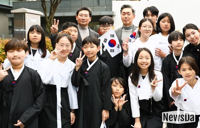 8일 수지구청에서 이상일 시장이 뮤지컬 ’13살 소녀의 이야기‘ 출연자들과 기념 사진을 촬영하고 있다