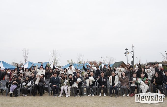8일 미사아일랜드 펫존에서 열린 ‘2025 하남시 반려동물 문화축제’에서 반려인과 반려견들이 기념촬영을 하고 있다.