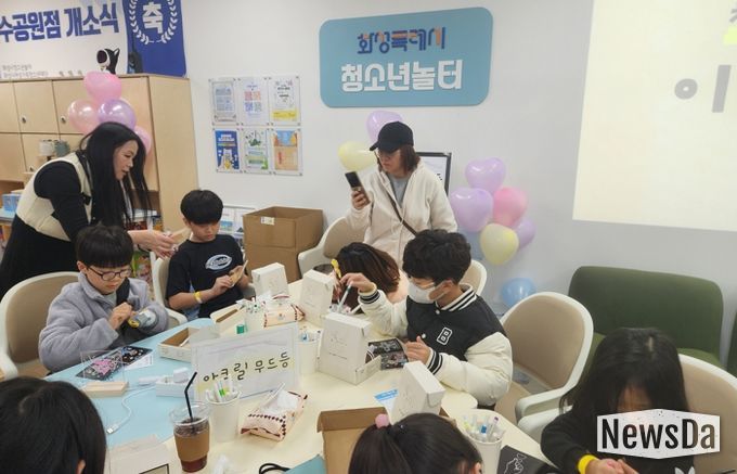 화성특례시 청소년놀터 동탄호수공원점에서 학생들이 아크릴 무드등 만들기를 체험하고 있다.