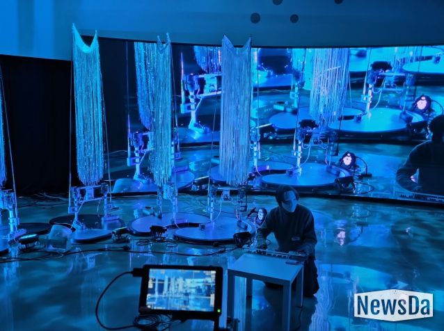 권병준 작가가 프리뷰 퍼포먼스를 진행하고 있다.