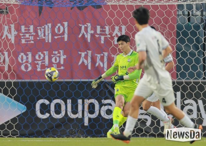 11월 8일 강원전 홈경기에서 문현호가 김천상무 데뷔전을 치렀다.