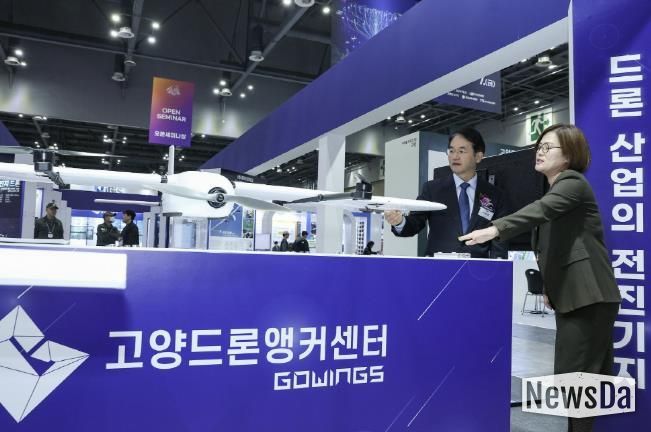 2025 드론·도심항공모빌리티 박람회’에서 고양드론앵커센터 섹터를 찾은 이동환 고양특례시장