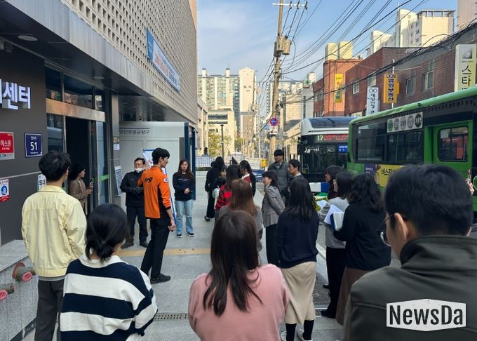 광명시 광명1동 생활문화복합센터는 지난 7일 광북119안전센터와 함께 화재 발생 시 신속한 대응 능력을 강화하기 위한 공공기관 합동 소방대피훈련을 실시했다.