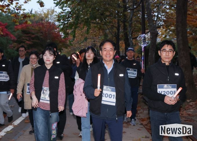 이동환 고양특례시장과 시민들이 일산호수공원을 걷고 있다.