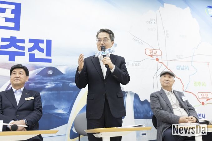 민생경제 현장투어에 나선 김동연 경기도지사가 16번째 방문지로 광주시를 찾아 경기 동남권의 교통혁신 사업인 ‘판교~오포 도시철도’의 신속한 추진 의지를 강조했다.