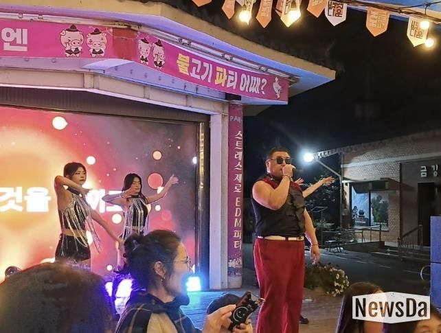 특별 초청가수 싸이버거가 공연하는 모습.