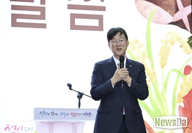 이민근 안산시장이 지난 11일 중소벤처기업연수원 대강당에서 열린 ‘제30회 농업인의 날’ 기념식에서 인사 발언을 하고 있다.