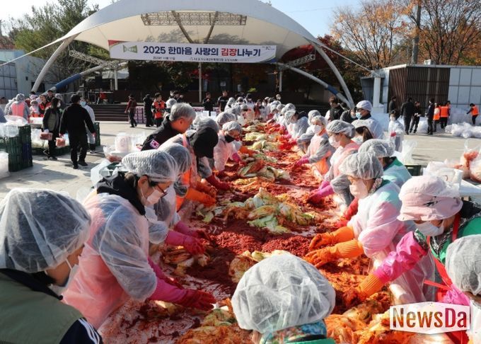 (사)경기도여성단체협의회 김포시지회가 지난 11일 사우문화체육광장에서 ‘한마음 사랑의 김장나누기’ 행사를 개최했다.