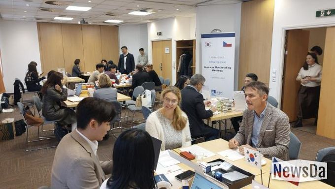 수원시 케데헌 개척단에 참가한 기업인들이 11일(현지시각) 체코에서 현지 바이어와 상담하고 있다.