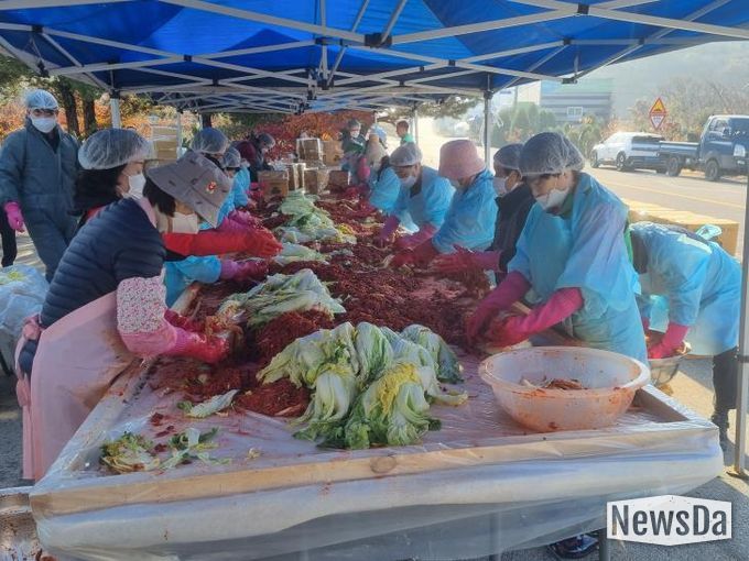 포천시 창수면 남녀 새마을회, 사랑의 김장 나눔으로 이웃사랑 실천