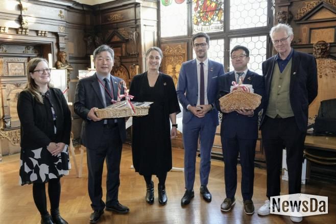 김현수 제1부시장(오른쪽 2번째부터), 마르틴 호른 프라이부르크시장, 김정렬 수원시의회 부의장(왼쪽 2번째) 등이 13일 환담 후 함께하고 있다.