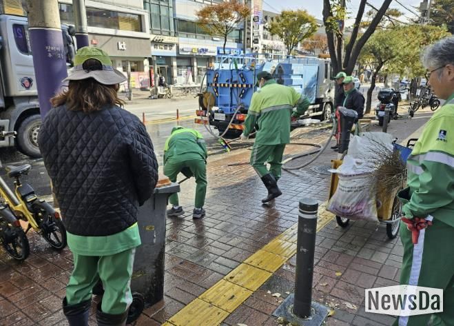 수원시 팔달구 우만2동, 아주대 일대 인도 물청소 실시