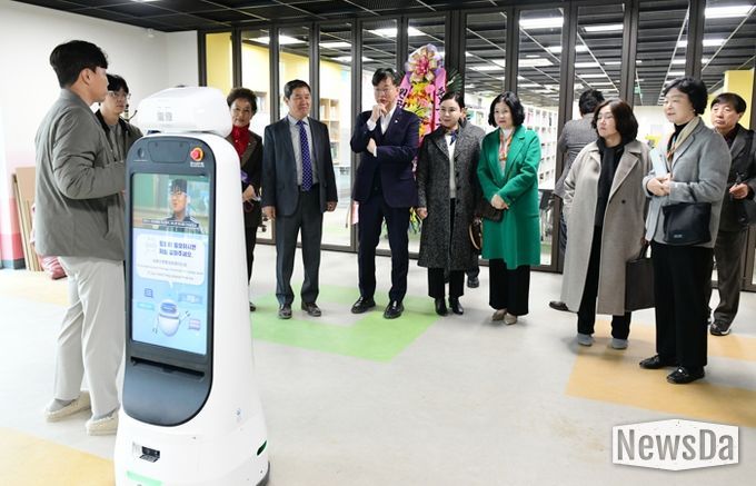 이민근 안산시장이 2월 28일 원곡초등학교를 방문해 관계자들과 함께 교육 관련 현장을 둘러보며 설명을 듣고 있다.